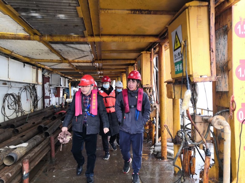 2月21日上午，工程建设指挥部副指挥长兼总工陈艺一行到二期工程工地检查施工进度（李卓妮+摄） - 副本.jpg