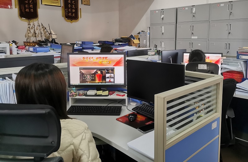 图为：职工线上观看时代楷模展播 - 副本.jpg