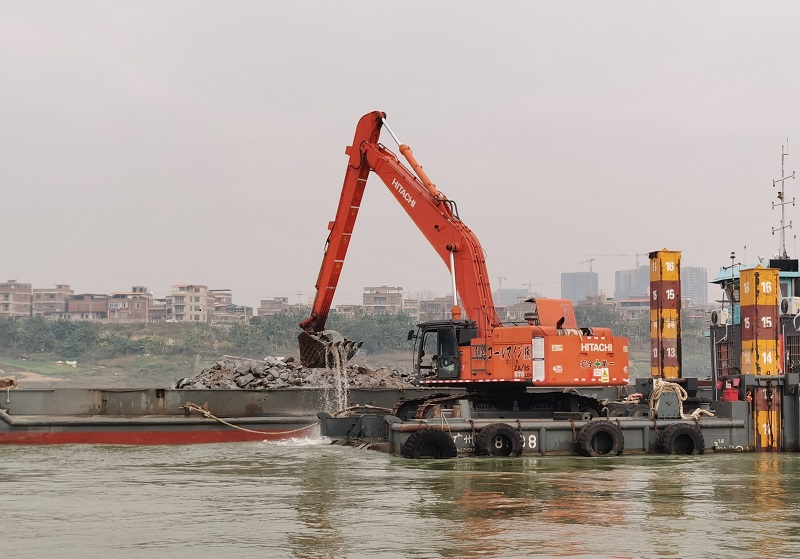 2月28日上午，二期工程龙圩水道正在开展清碴施工（黎文学 摄） - 副本.jpg