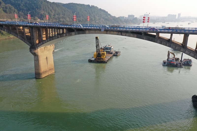 3月2日，岭南工6 在梧州西江大桥桥区开展液压破碎施工（刘乘宏 摄） - 副本.JPG