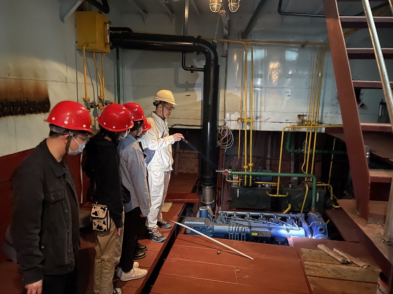 验船师李世活介绍船舶主机.jpg