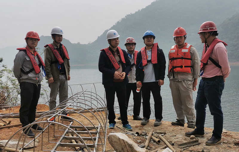 指挥部、监理部检查坝上示位标施工现场1.png