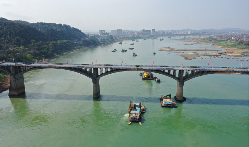 3月13日，航拍梧州西江大桥桥区航道整治施工。 - 副本.png