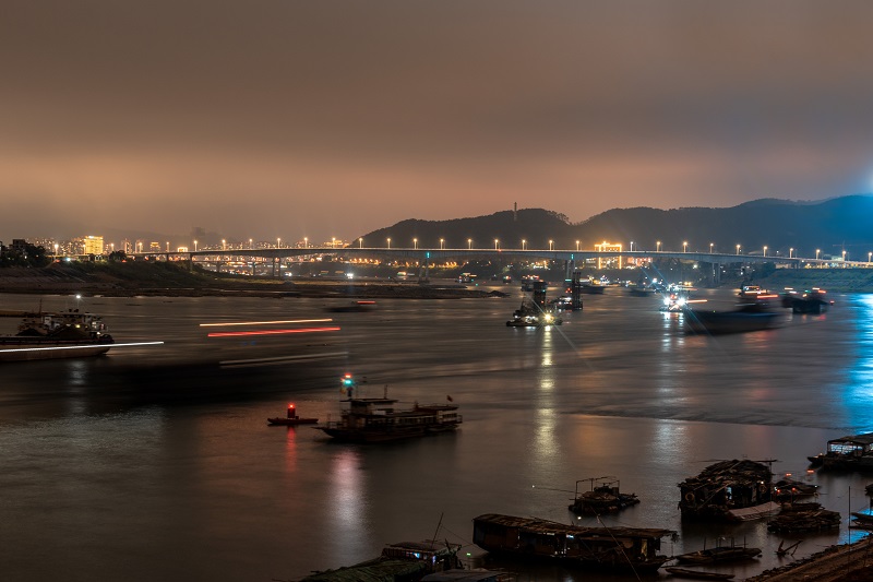 夜晚的西江黄金水道一片繁忙，是有人在维持着航道安全畅通.JPG