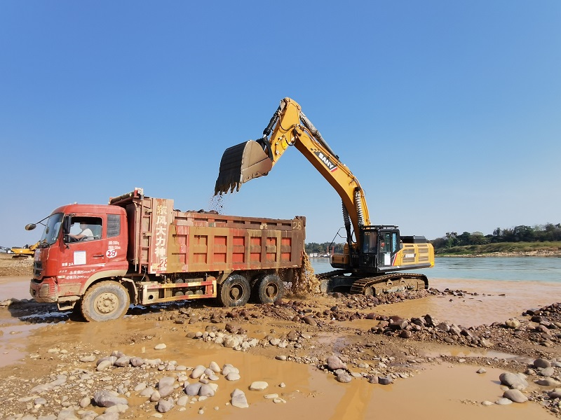 2施工四标两江汇流口左岸陆上清渣作业2.jpg
