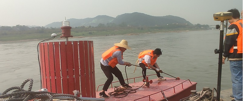 梧州航道养护中心的工作人员在调整航标.jpg