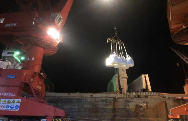 承载4.1万吨吨袋氧化铝的“福旺轮”装卸作业现场   何继良拍摄 - 副本.png