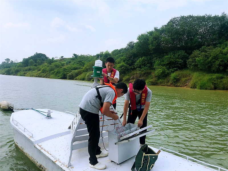 工作人员汛前维护标志 麦艺耀拍摄.jpg