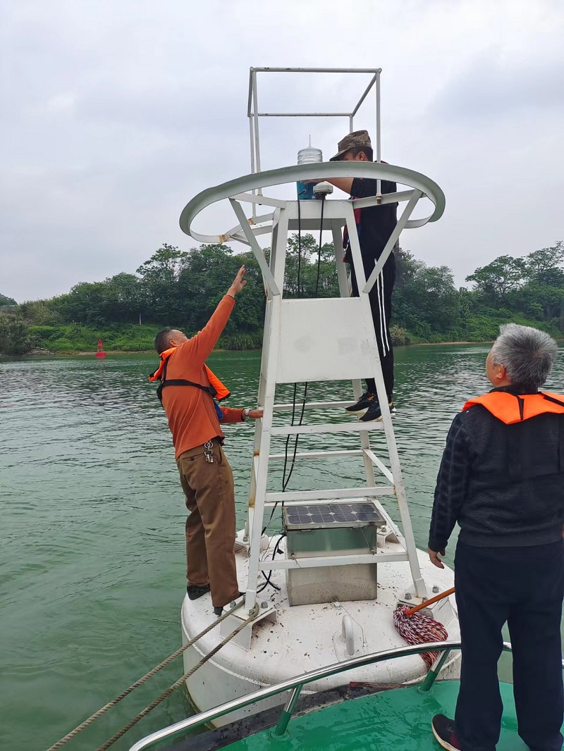 工作人员清洗标志 庞家乐拍摄.jpg