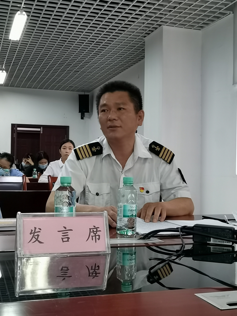 （麻烦帮调亮一点）图片8：防城港引航站副站长、高级引航员韦孟昌发言.jpg