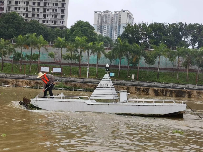 航标员清理航标周边漂浮物1.jpg