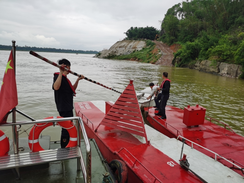 武宣航道站与桂平航道站职工冒雨恢复标志 (2).jpg