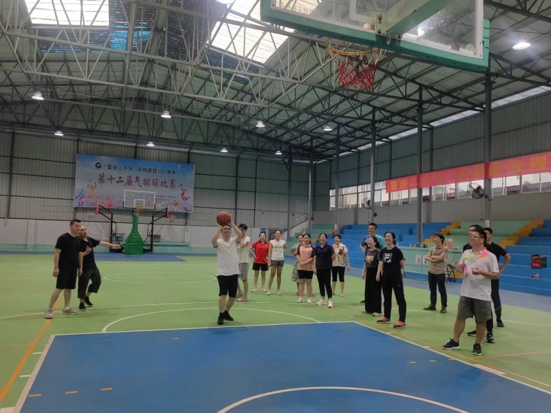图为：参赛选手在进行趣味投篮比赛.jpg