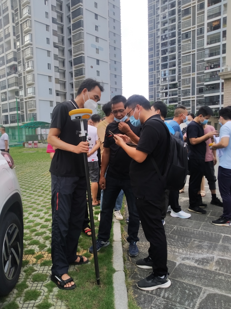 学员们在利用一体化GNSS接收机进行坐标测量及点放样.jpg 学员们在利用一体化GNSS接收机进行坐标测量及点放样.jpg