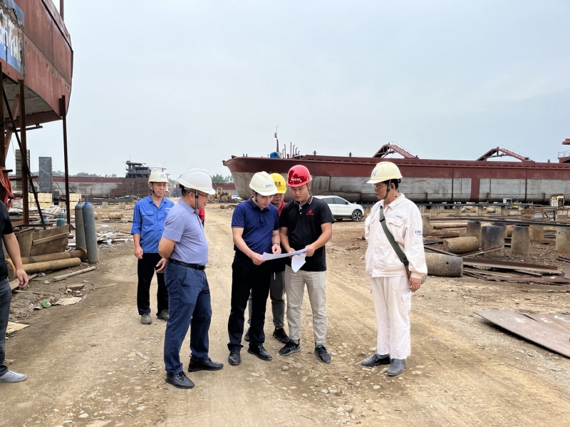 调研组对在建船舶建造进行现场指导.jpg