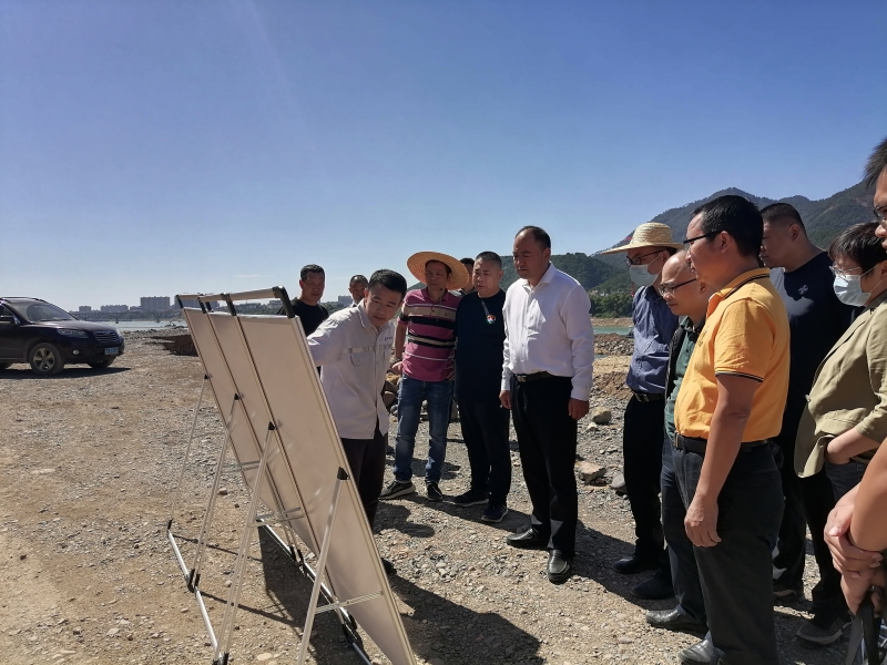 图1：调研组实地察看施工№3标段鹅蛋滩施工现场.jpg