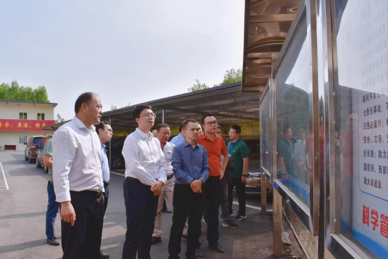 欧阳斌一行详细了解项目概况.jpg