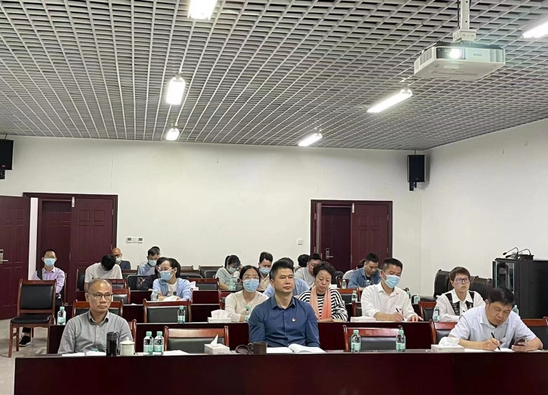 图为：引航站全体干部职工认真聆听党课现场.jpg