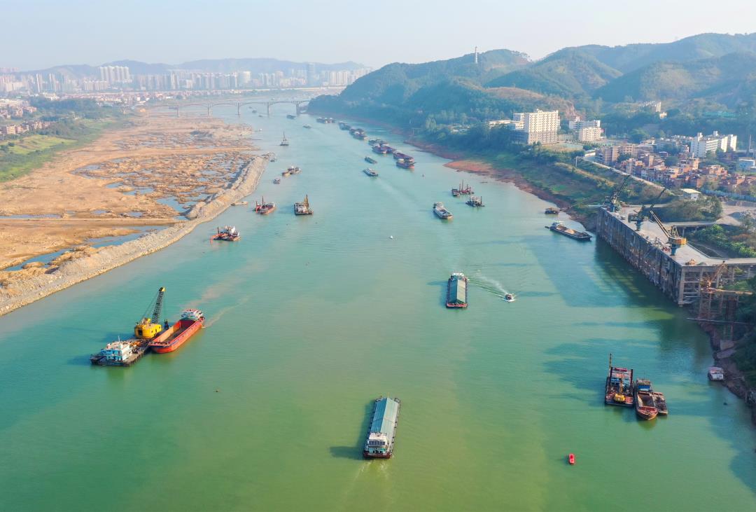 上下航船舶有序通过贵港至梧州3000吨级航道龙圩水道西江大桥上游航段（梁乾森 摄）.jpg