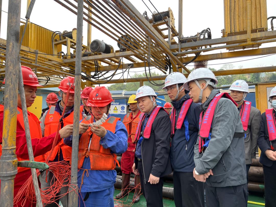 图2 ：到航道整治施工№4标段施工船舶上实地调研.jpg