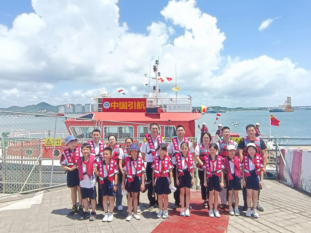 图为：观摩引航艇合影.jpg