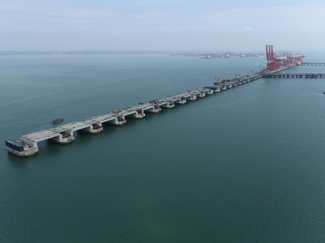 图为防城港企沙港区赤沙作业区1号泊位码头平台全线贯通.jpg