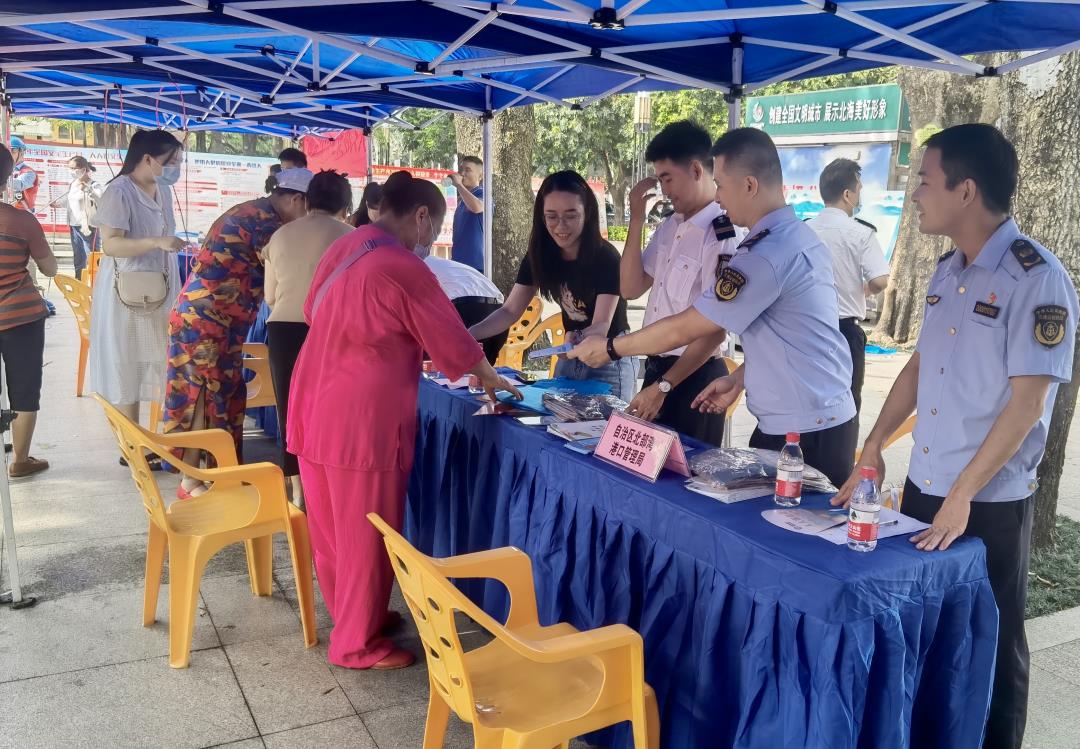 6月20日，在北海市北部湾广场开展2023年“安全生产月”宣传咨询日活动 (2).jpg