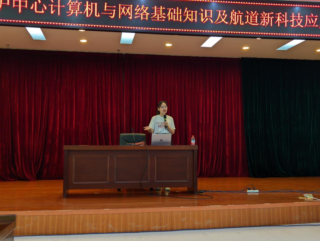 韦好老师进行授课.jpg 韦好老师进行授课.jpg