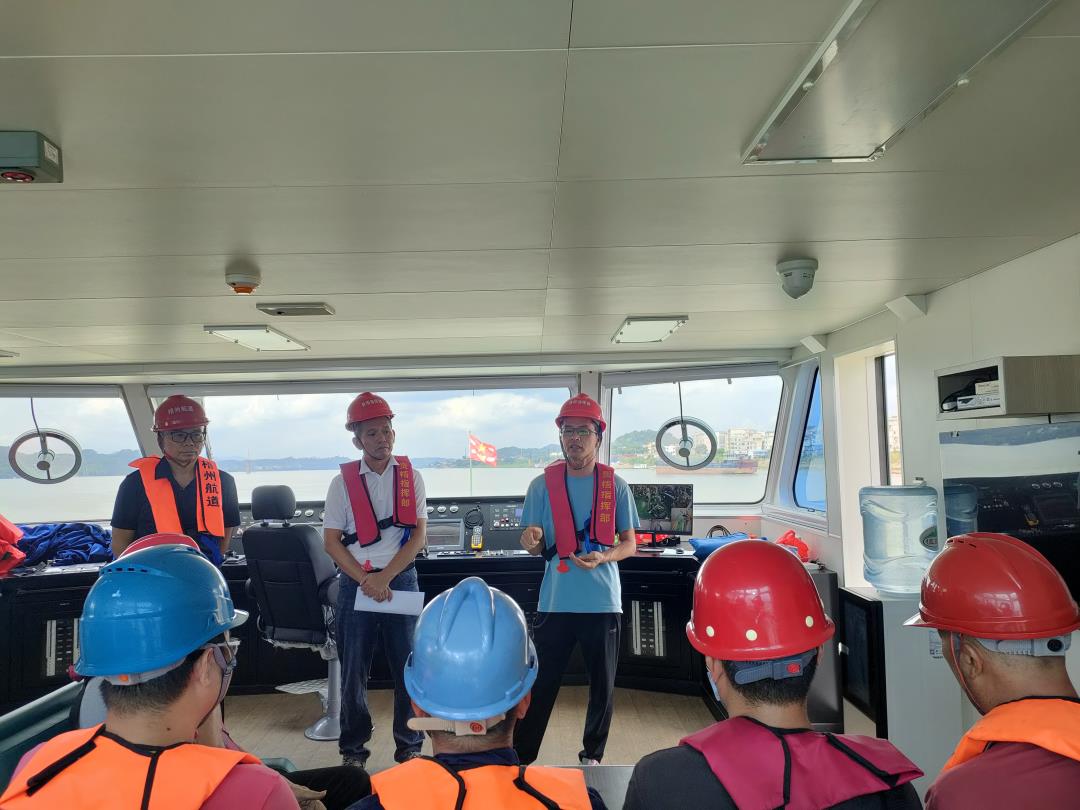 召开施工作业前安全会议.jpg 召开施工作业前安全会议.jpg