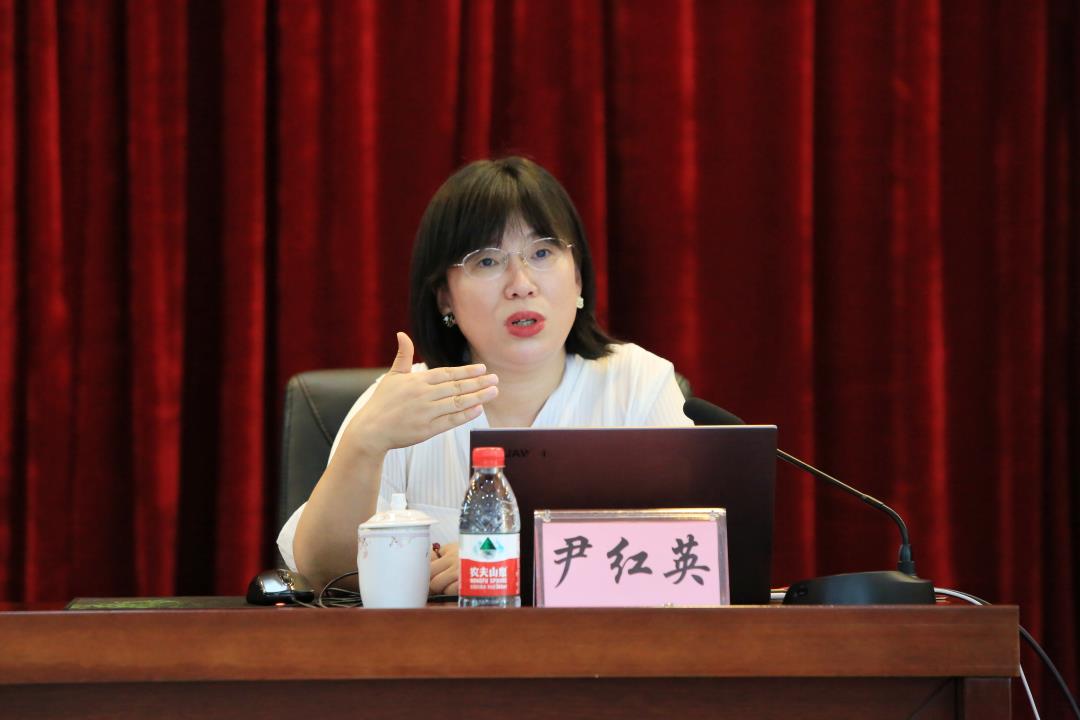 广西区委党校尹红英副教授授课(兰玉辉摄).jpg 广西区委党校尹红英副教授授课(兰玉辉摄).jpg