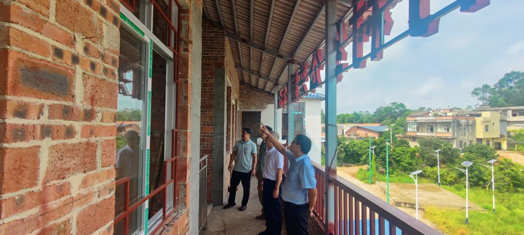 双方现场验收楼顶雨棚.jpg 双方现场验收楼顶雨棚.jpg