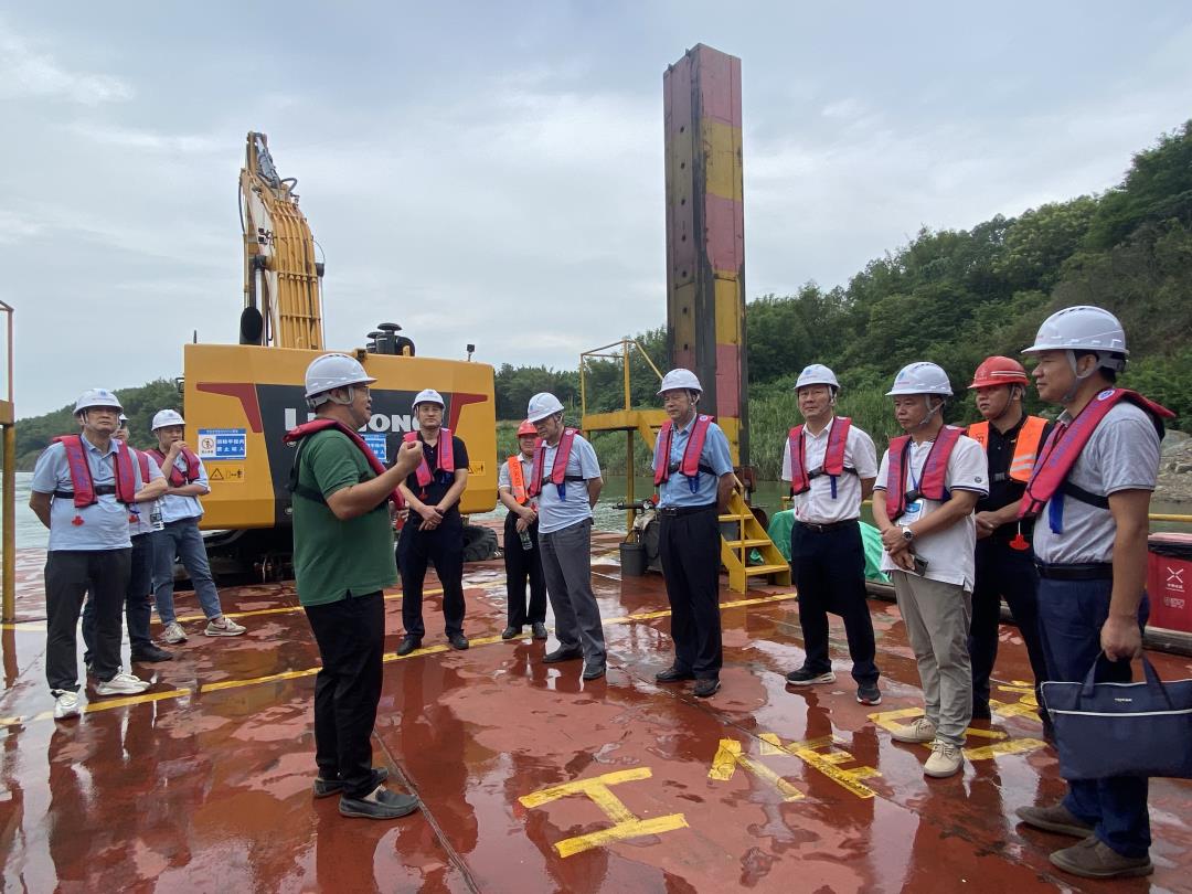 专家组一行在项目施工现场进行调研一.jpg 专家组一行在项目施工现场进行调研一.jpg