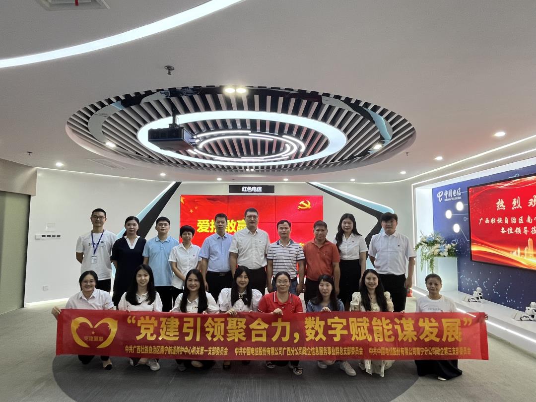 活动合影.jpg 活动合影.jpg