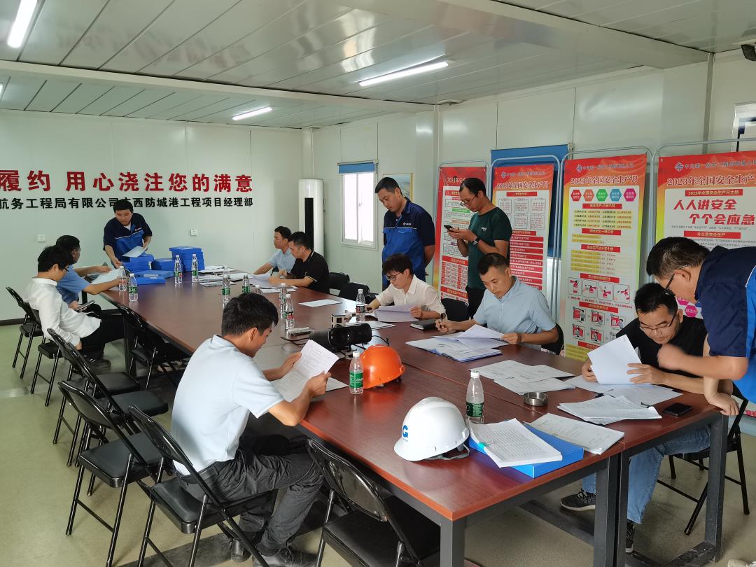 图为交叉检查组对防城港煤炭仓储基地项目开展安全生产台账检查.jpg 图为交叉检查组对防城港煤炭仓储基地项目开展安全生产台账检查.jpg