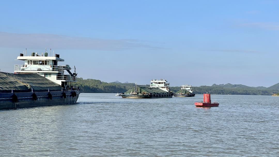货运船舶谨慎缓缓通过伏波滩.jpg