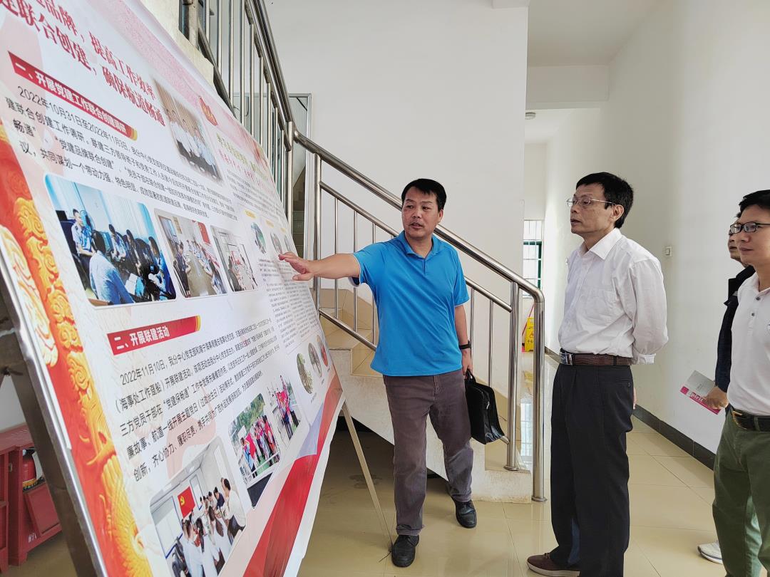 在平果航道站观看“老中青”航标员先进事迹板报.jpg 在平果航道站观看“老中青”航标员先进事迹板报.jpg