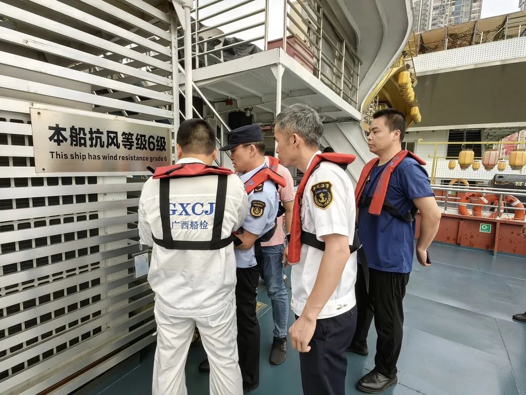 联合检查通风管道.jpg 联合检查通风管道.jpg