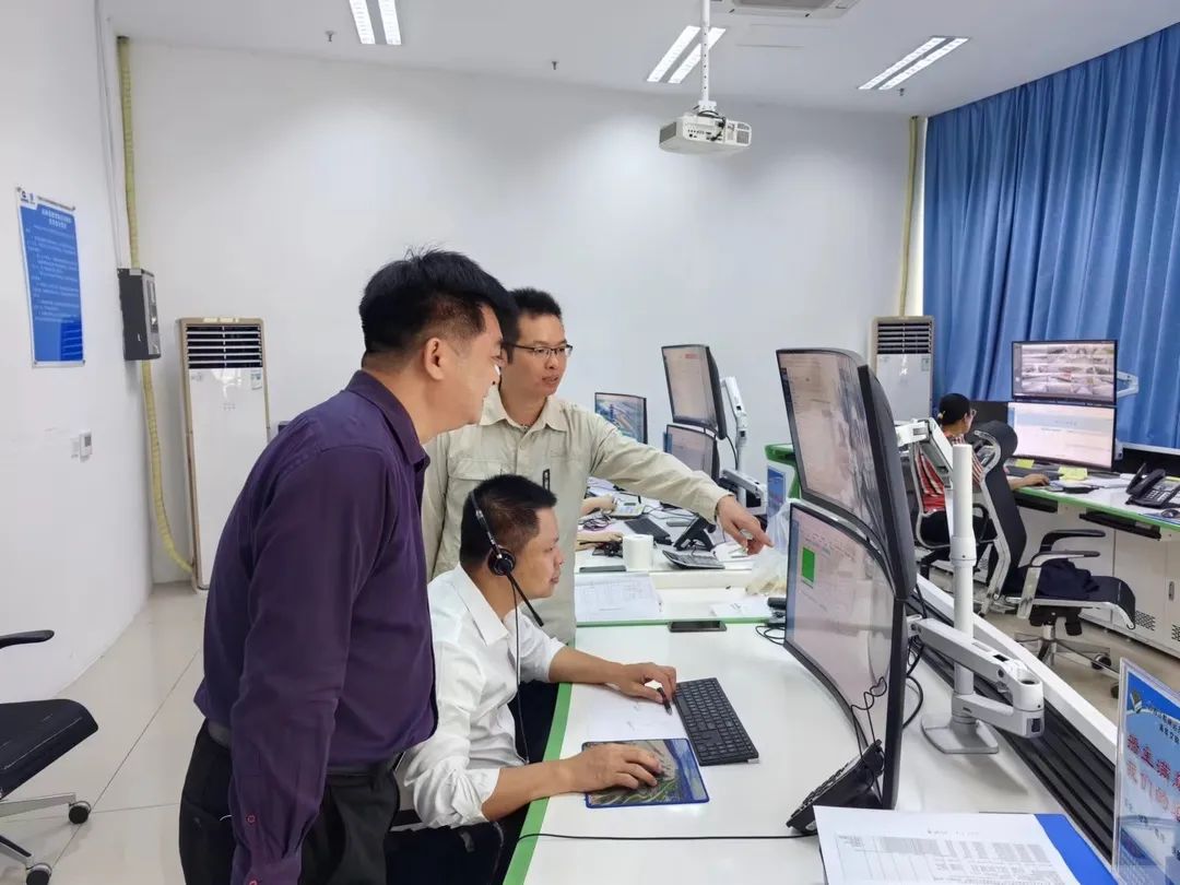 第三检查组在长洲船闸调度中心检查.jpg