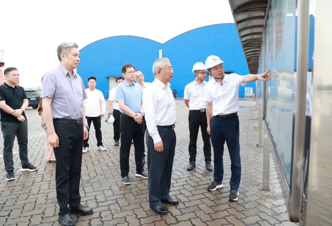 刘可一行在百色港田东港区祥周作业区了解港口作业区的规划、建设及运营等情况。.jpg