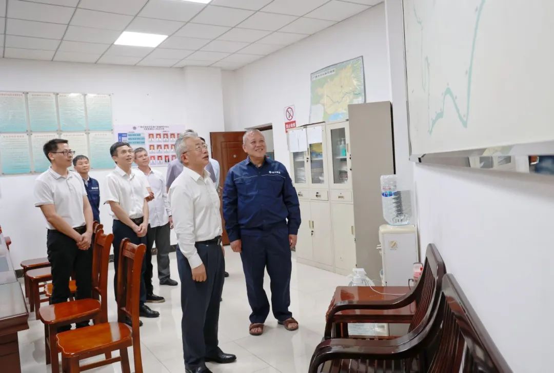 刘可一行在南宁航道养护中心百色分中心了解内河航道建设、养护、管理等方面情况。.jpg