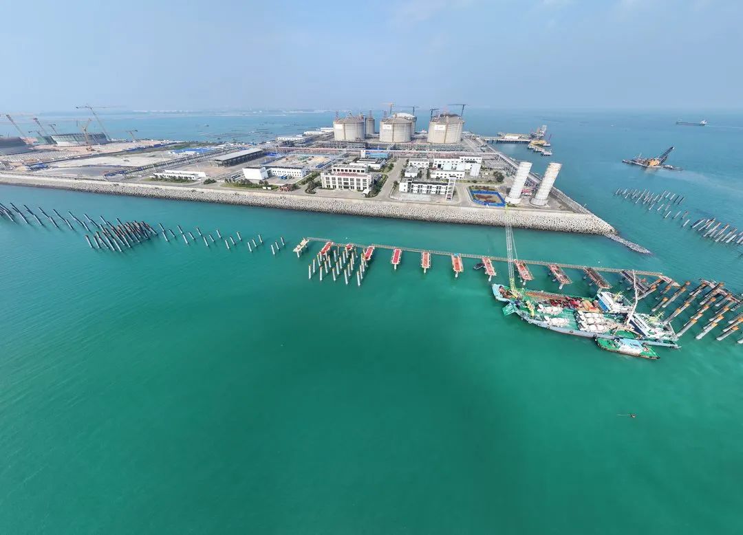 15万吨级LNG泊位施工现场.jpg