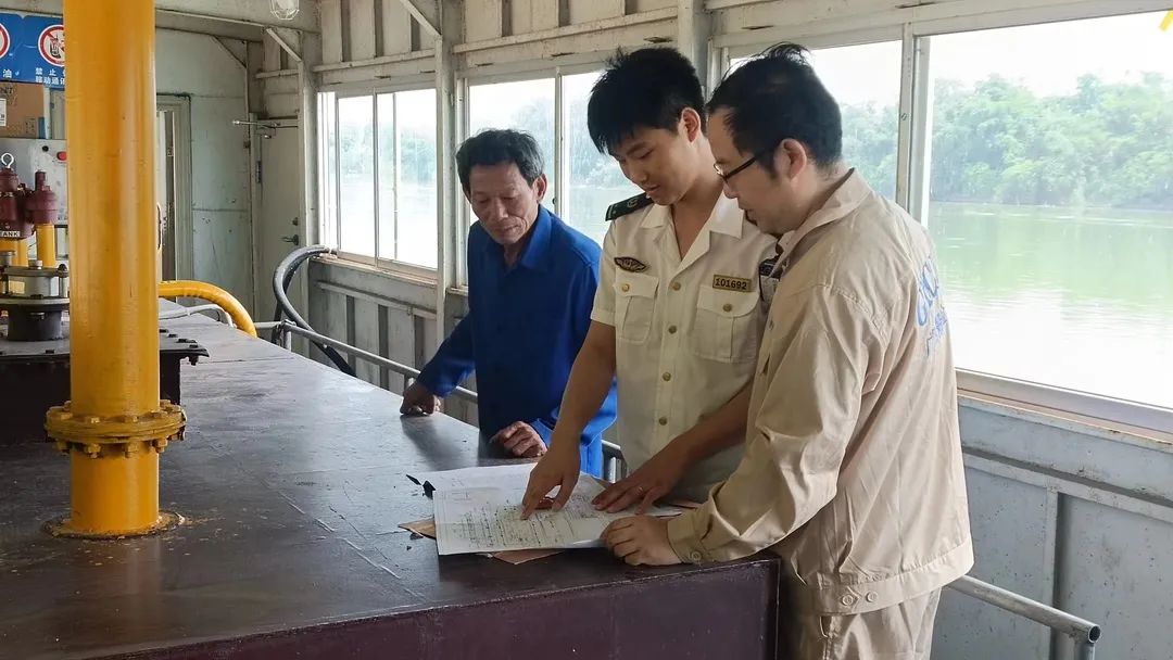 核查舱室内布置.jpg 核查舱室内布置.jpg