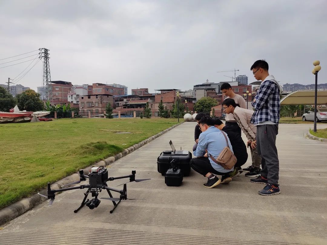 无人机驾驶员技能集训.jpg 无人机驾驶员技能集训.jpg
