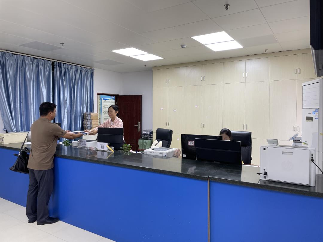 2重启的办证大厅服务窗口正受理业务.jpg