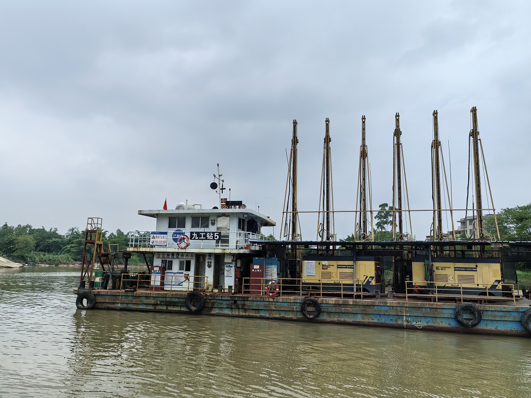 1748919819617068059.jpg 北海船检中心验船师检验湖南籍船舶“九工钻5”3.jpg