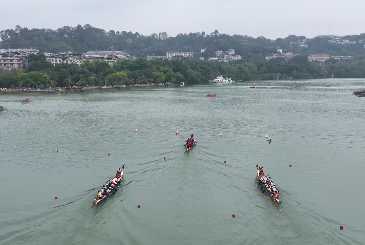 百色右江龙舟比赛现场.png