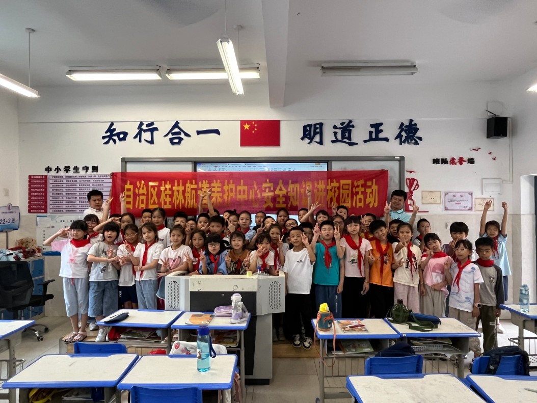 1749112138459034162.jpg 与师生合影.jpg