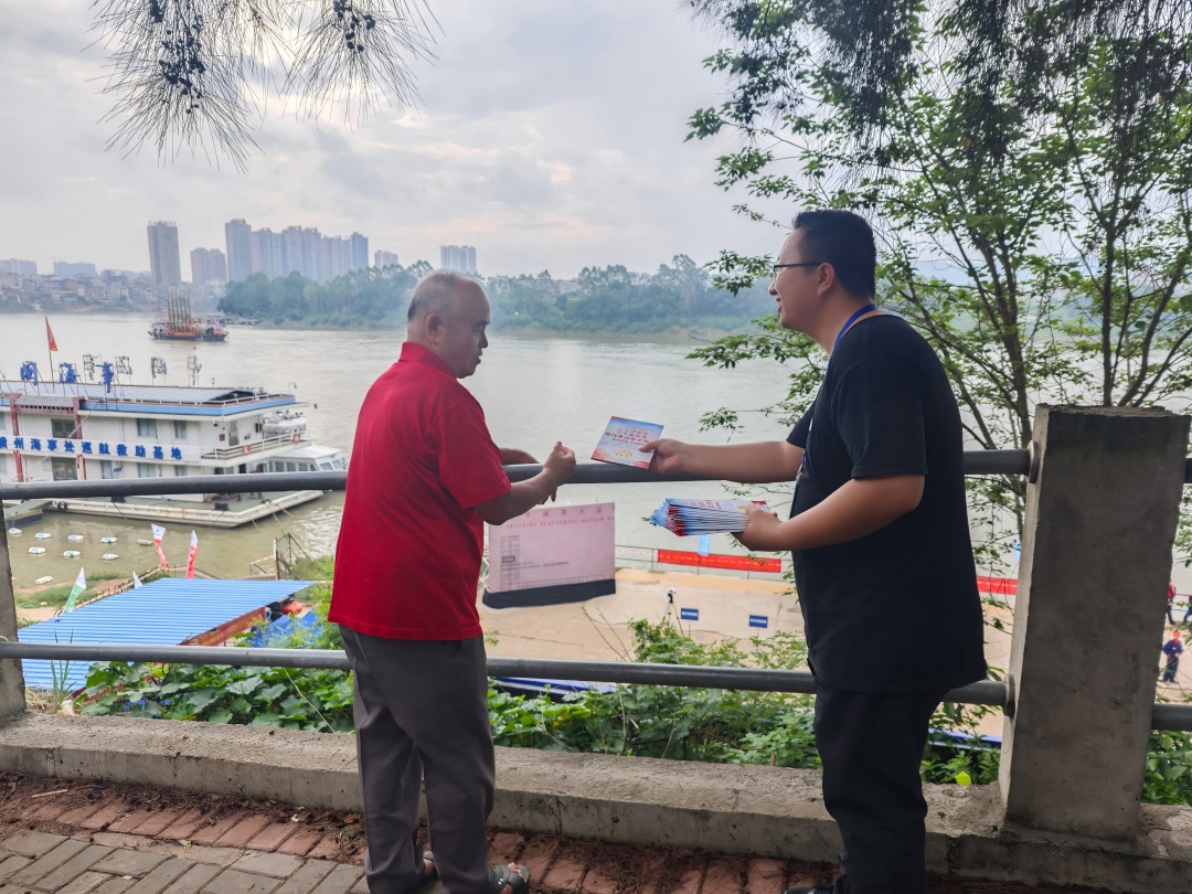 1750324476572035658.jpg 发放安全宣传单1(1).jpg