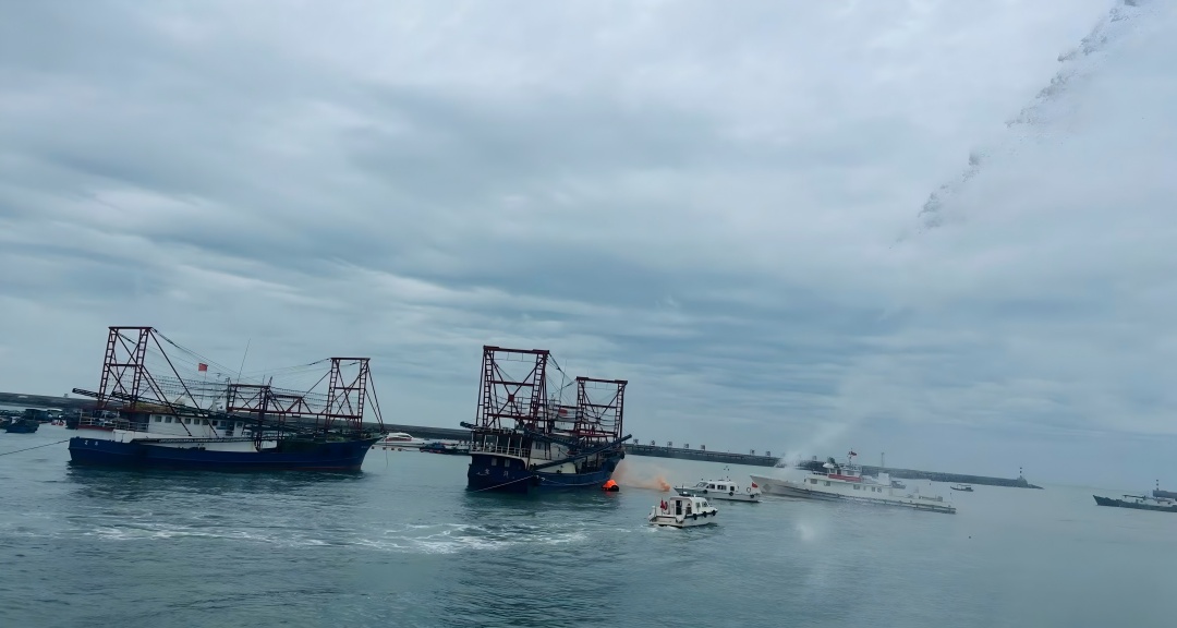 1750324785469044045.jpg 渔船火灾救援演练活动现场(1).jpg