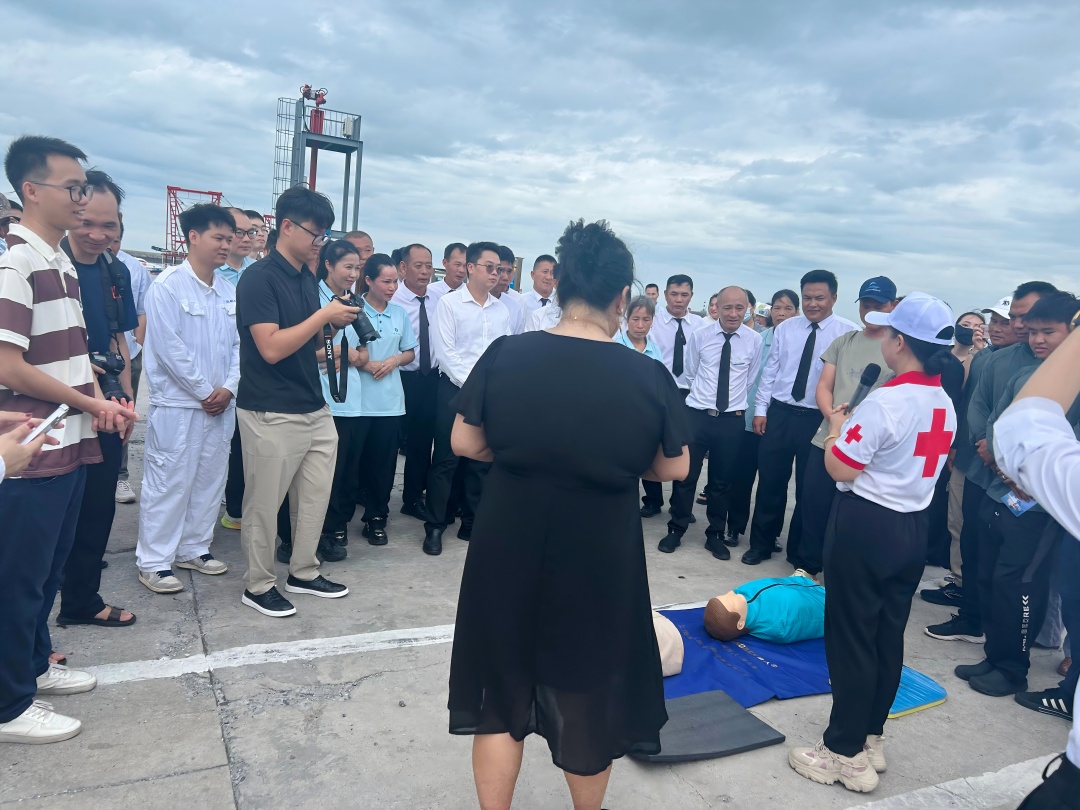 1750324816183027817.jpg 北海船检中心验船师认真学习心肺复苏等基础急救知识(1).jpg